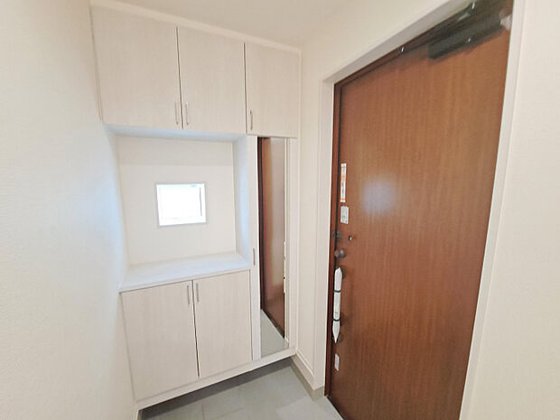 姿見付きの下駄箱で、お家を出る前に今日のコーディネートの最終チェックをすることができます♪　