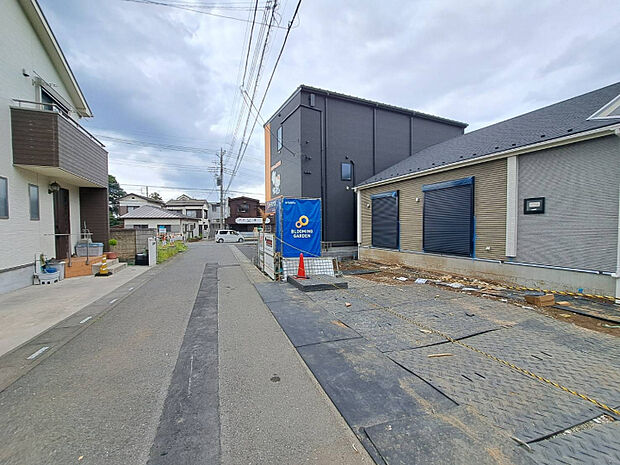前面道路は見通しが良く、お車の出入りもスムーズに行えます！　