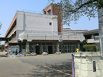 蓮田南小学校 860m