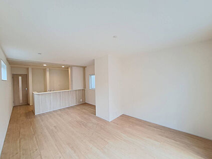 3面鏡仕様の洗面台です！鏡の裏には、歯ブラシ等を収納できるス