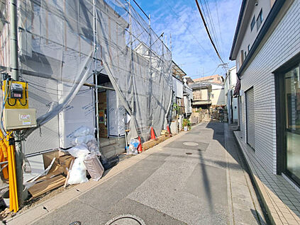 車通りも比較的少なく、落ち着いた雰囲気の前面道路です！