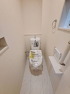 【トイレ】明るく清潔感のあるトイレです♪