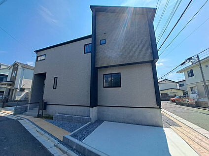 【外観/2号棟】堂々とした佇まいが目を引く住まいです♪