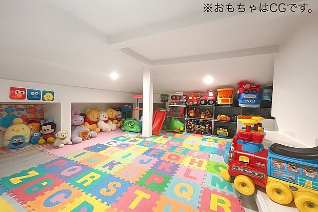 屋根裏大収納庫なのにフローリング仕様☆照明、採光窓やカウンター完備なので、収納だけでなく、リモートワークスペースとして、また、お子さまの遊び場としてもご利用いただけます！
