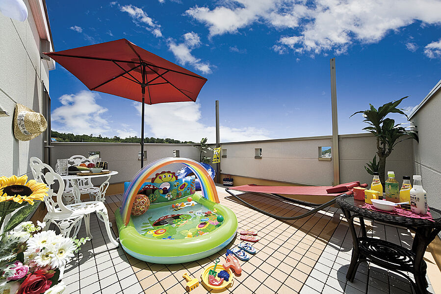 スカイテラスは、憧れのグランピング利用など家族と過ごすもうひとつの屋上リビングになります。屋上テラスで子どもとプール遊び！