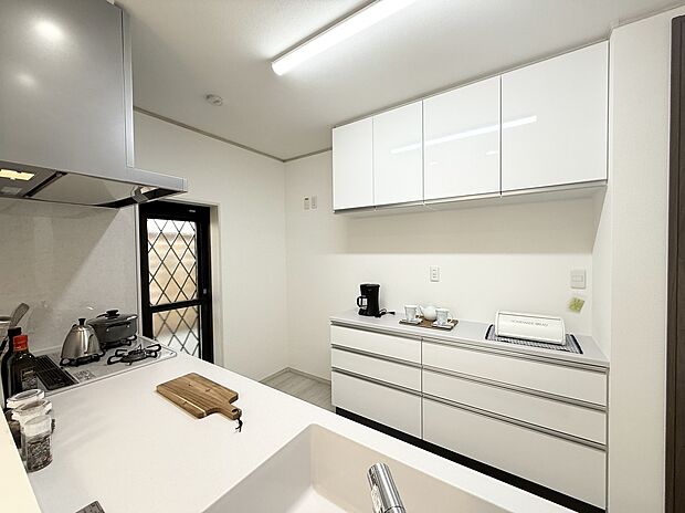 ママの大好きなカウンターキッチンを設備☆カウンターキッチンはリビング全体を見渡すことができ、LDKにいる家族とのコミュニケーションをとるのにバッチリ!パントリーはもちろん、食洗器や床下収納も完備。