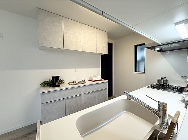 ママの家事の負担を減らしてくれる嬉しいキッチン☆パントリーやカップボード完備で収納に困らず、食洗器もついているので食後の手間を省き、終わった後にすぐに食器棚に収納できます☆