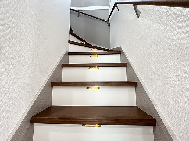 【階段】足元をやわらかく照らしてくれるホタルライト仕様の階段は、暗闇でも安心安全です☆