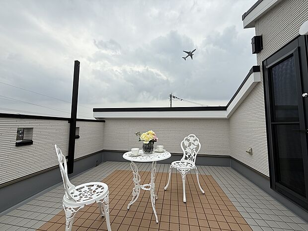 【現地屋上スカイテラス写真】【売主につき仲介手数料不要】外部からの視線が気になりにくい工夫を施した屋上スカイテラス!お家ピクニックやお子様のミニプールなど休日に家族で過ごすのに最適な広々空間☆