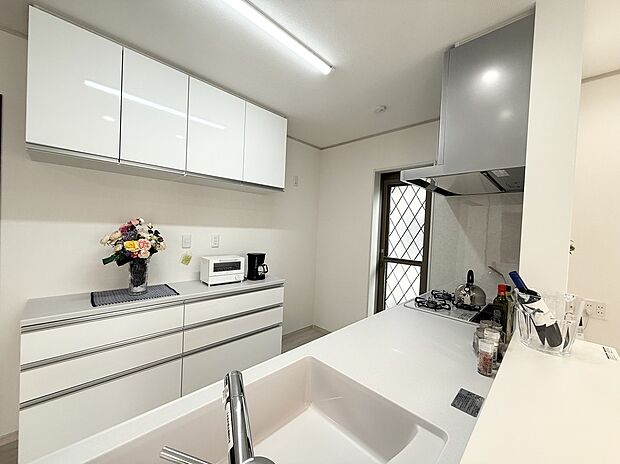 【キッチン】大容量の備え付けカップボード！ソフトクローズ機能付き☆強く締めても（バン）となる一歩手前でブレーキがかかり優しく締めてくれるのでお子様の指挟み防止にもなります。