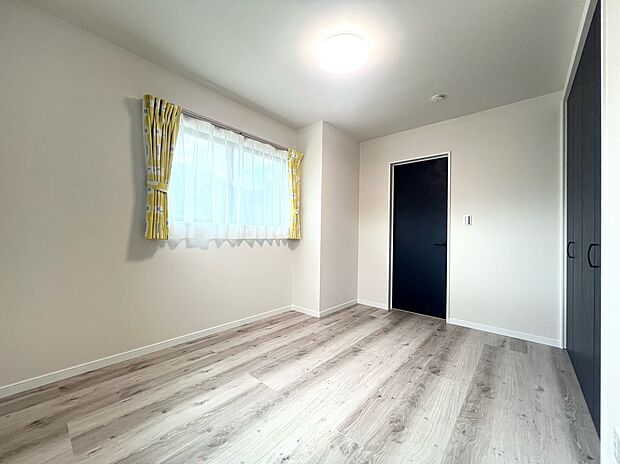 【2階 洋室5.7帖】2階の各居室にはそれぞれ収納を完備!しっかりとした容量のスペースを確保しているので、お部屋は美しい空間を保てます☆