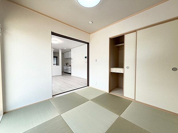 【和室】「ユーティリティルーム」として洗濯物を畳んだり、アイロンをかけたりちょっとした家事をしたり、親戚や友人が来訪した際のゲストルームなど用途に応じて多目的に使える和室は何かと便利です☆