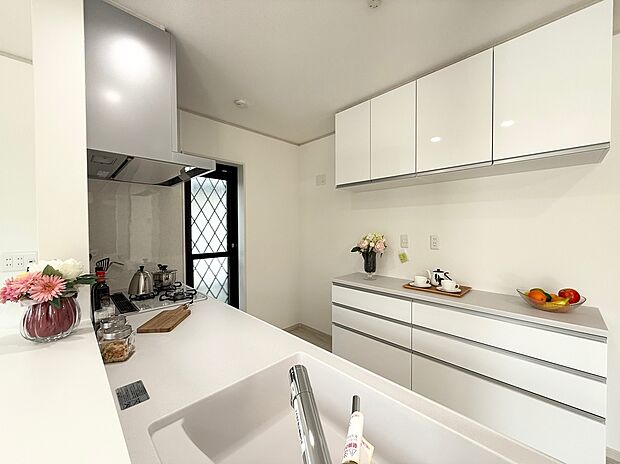 【キッチン大容量カップボード完備】備え付けのカップボード！ソフトクローズ機能付き☆強く締めても（バン）となる一歩手前でブレーキがかかり優しく締めてくれるのでお子様の指挟み防止にもなります。