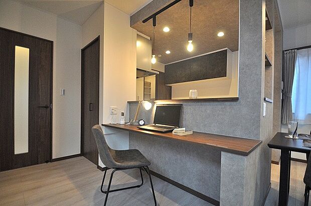 キッチンカウンター
お子様の勉強の場やリモートワークに最適です。家族とのコミュニケーションも楽しめる空間は、人気の対面式のキッチンカウンター。見た目のお洒落さはもちろん、機能性にも優れています。