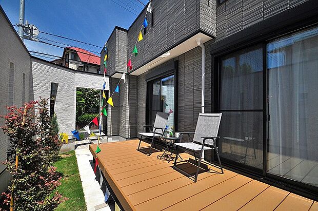 壁を高くしてプライバシーにも配慮した中庭ウッドデッキ付きのスペースはリビングの続き間としても使用可能。外とのつながりを感じながら家族もペットも心地よい暮らしを紡いでいけます。