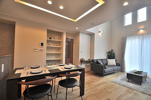 リビングダイニングには床暖房を設置。ダイニング横には和室6帖の続き間となっておりお子様のお昼寝やキッズスペースとして活用いただけます。