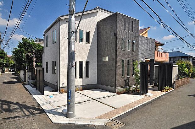 南西角地の土地45坪確保しています。駐車スペースは2台分あるので、来客時や家族の車が増えても安心です。