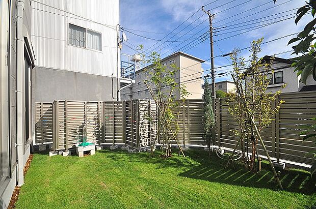 リビング前にはお庭を設けました。目隠しフェンスで囲まれ、通りからの視線も気になりません。プライベート感あふれる空間で、ガーデニングや家族のくつろぎの時間を楽しめます。