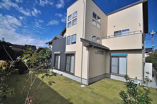 植栽で飾った居住者のみのプライベートガーデン。リビングから出入りが可能な陽当り良好な南庭。子供のプール遊びでも道路側ではないので人目を気にせず安心です。