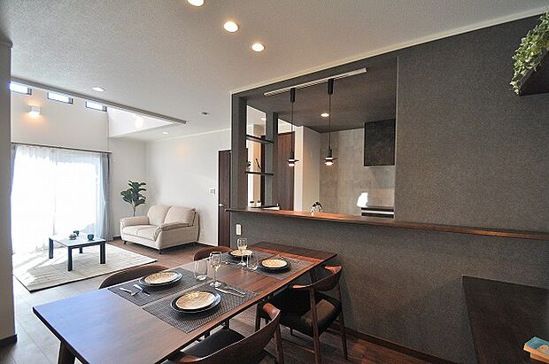 ダイニングから見渡すリビングは明るく開放的で、奥には続き間の和室が広がります。上質な光と空間の広がりが、家族の時間をより豊かに彩る、落ち着きと洗練を兼ね備えた空間です。