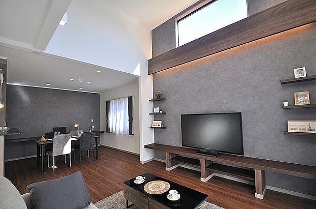 LDKは19.7帖の広さを確保。約4mの吹き抜けと南面の掃き出し窓で明るく開放的なリビング。家族が自然と集まる、心地よい団らん空間を演出します。