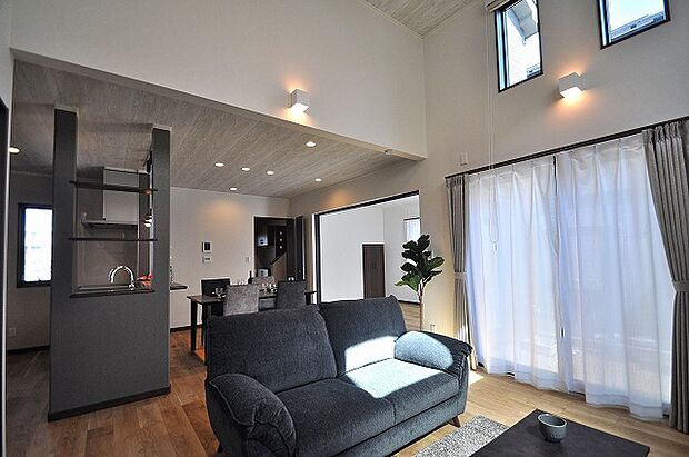 リビングダイニングには床暖房を設置。リビング横には洋室6帖の続き間となっておりお子様のお昼寝やキッズスペースとして活用いただけます。