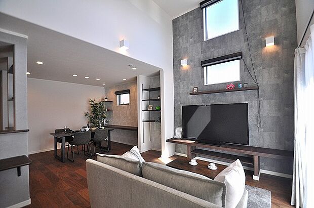 LDKは17.7帖の広さを確保。リビング上部には約4mの天井高の吹抜けを設け開放感ある明るい空間になっております。