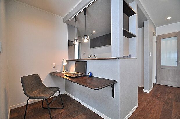 キッチンカウンター
お子様の学習スペースや在宅ワークにも最適。家事をしながら家族との時間を共有できる、心地よい距離感が魅力です。デザイン性と実用性を兼ね備えた空間です。