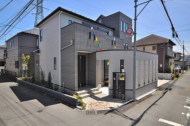 【現地外観写真】角地の土地55坪の整形地です。住宅街に囲まれながらも隣家からの目を気にせず暮らしたい。末長く暮らすため、磨き上げられた中庭のウッドデッキ付きのある住まいは、プライバシーを守りながら開放感を楽しめます。