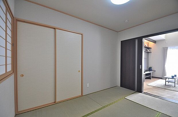 【1F和室】1F和室6帖
リビングと続き間の6帖和室。お子さまの遊び場や家事の合間のくつろぎスペースとしても使いやすく、目が届く安心感があります。