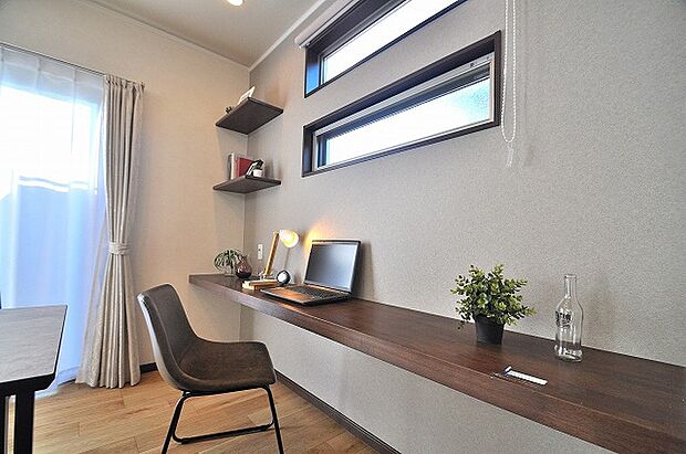 【ダイニングカウンター】ダイニングカウンター　お子様の勉強の場やリモートワークに最適です。