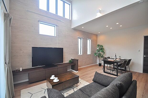 【G号棟 リビング】LDKは19.5帖の広さを確保。リビング上部には約4mの天井高の吹抜けを設け開放感ある明るい空間になっております。