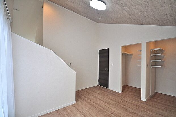 【G号棟 2F主寝室】2F主寝室7.1帖
2面採光で大きいベッドを置いても余裕があります。固定階段のロフト付きです。