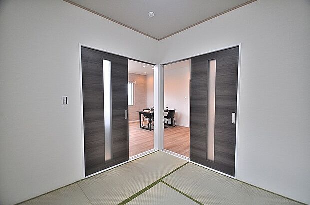 【G号棟 1F和室】LDKに隣接する1F和室4.5帖の空間。リビングとの段差もなく安心してお子様を遊ぶスペースに。1Fの和室は将来の寝室としてご利用できます。