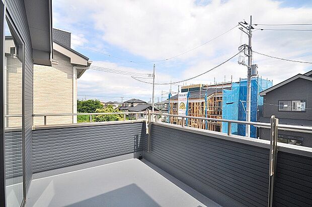 【G号棟 バルコニー】2F主寝室から出入りできる南面バルコニー。お布団など干しやすい造りで、陽当り良好で洗濯物もよく乾きます。