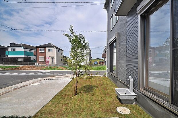 【G号棟 お庭】南庭で陽当り良好な空間です。