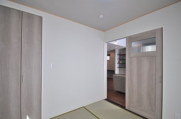 【1F和室】LDKに隣接する1F和室4.5帖の空間。リビングとの段差もなく安心してお子様を遊ぶスペースに。1Fの和室は将来の寝室としてご利用できます。