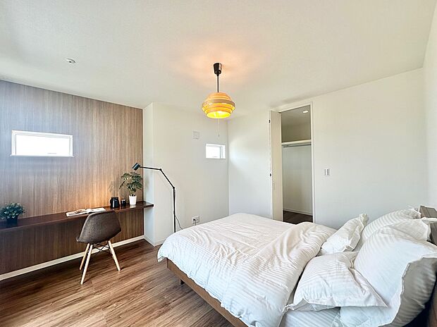 【弊社施工事例】主寝室
ドレッサーとして、ワークスペースとして…など幅広い用途でご利用いただけるテーブルを設置。