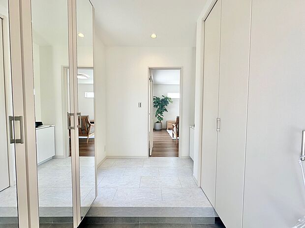 【弊社施工事例】玄関
高級感と開放感のある白を基調とした玄関ホールは、家の印象をぐっと上品に演出します。リビング入り口に手洗いを設置。