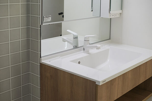 化粧洗面台はデザイン性も兼ね備えたスタイリッシュな設備を採用♪アクセントクロスのタイルが◎