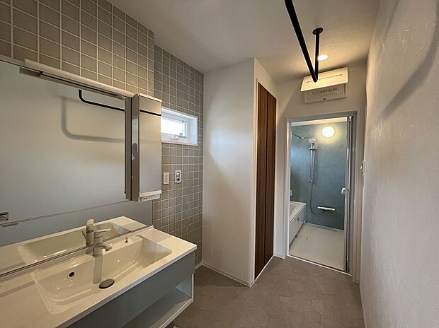 【洗面脱衣所】キッチンつづきの洗面脱衣所は室内干しアイアンバーがついています。（10号地）