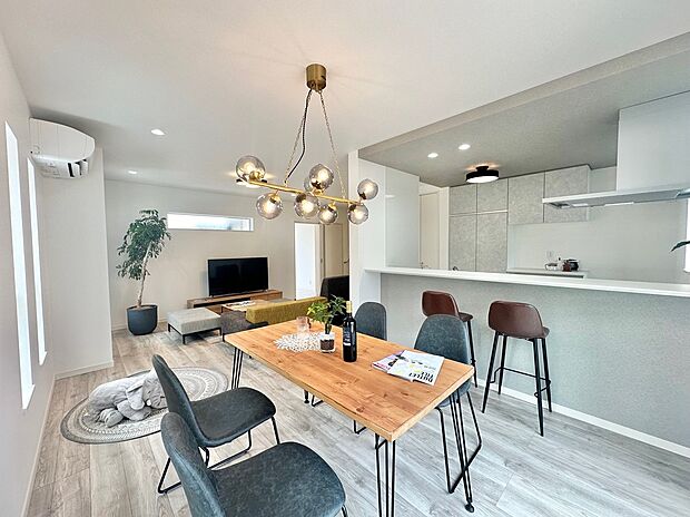 【【弊社施工事例】ダイニングキッチン】キッチンから全てを見渡せられる安心設計。お料理をしながらお子さまの宿題を見守ったり、学校でのお話を聞いたり。素敵な新生活が想像できます♪