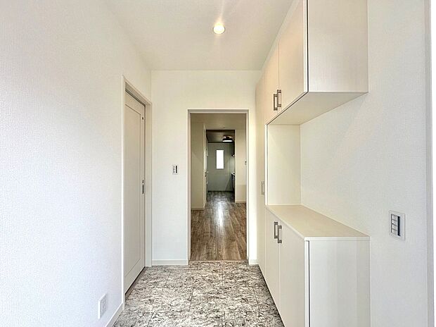 【【弊社施工事例】玄関】玄関ホールは石目調のフローリングです。高級感が有り、オススメです!