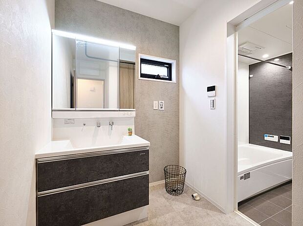 【洗面室】室内干しアイアンバーが標準仕様の洗面室♪バスタブは1616サイズを標準仕様として採用。(弊社類似物件)