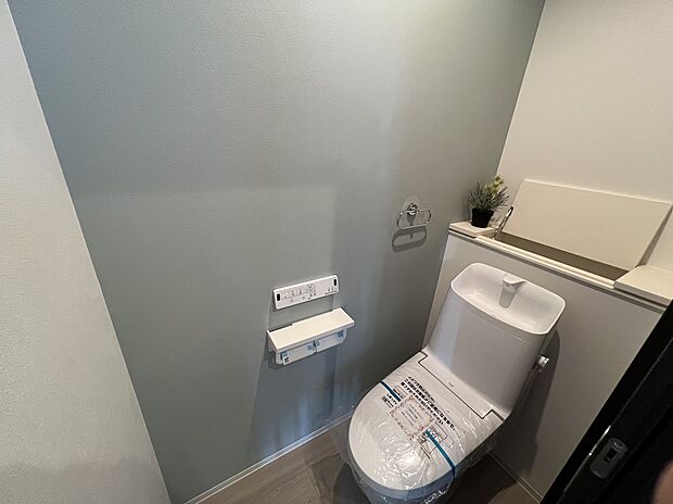 【トイレ】トイレ背面収納が標準仕様♪クロスの色もお選びいただけます。