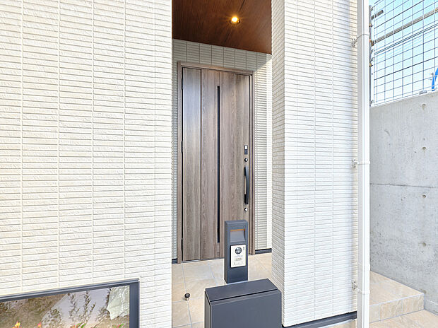 【玄関】玄関ドアは各邸のコンセプトに合わせてそれぞれ異なります。お好きな雰囲気のお家をぜひ探してみませんか？