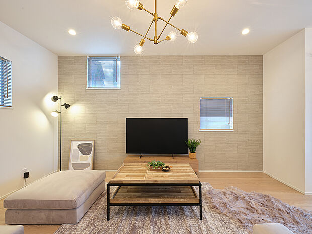 【リビング】リビングルームはランダムに配置された窓が光や空気を取り込み居心地のいい空間になっています。