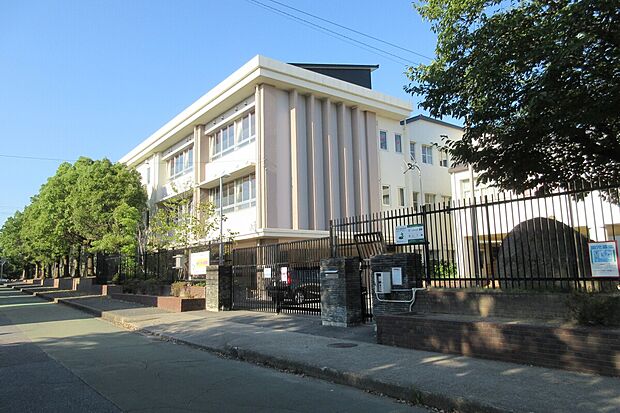 伊川谷小学校(約1,300m)