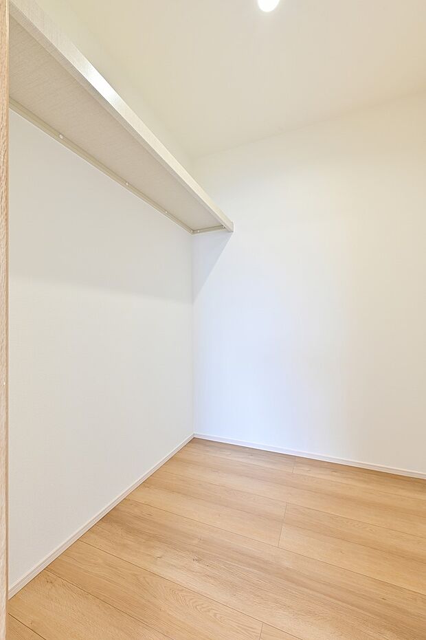 【リビング以外の居室】2面採光で明るい空間の主寝室。アクセントクロスを壁に用いて、安らぎの空間を演出しています。（8号棟）