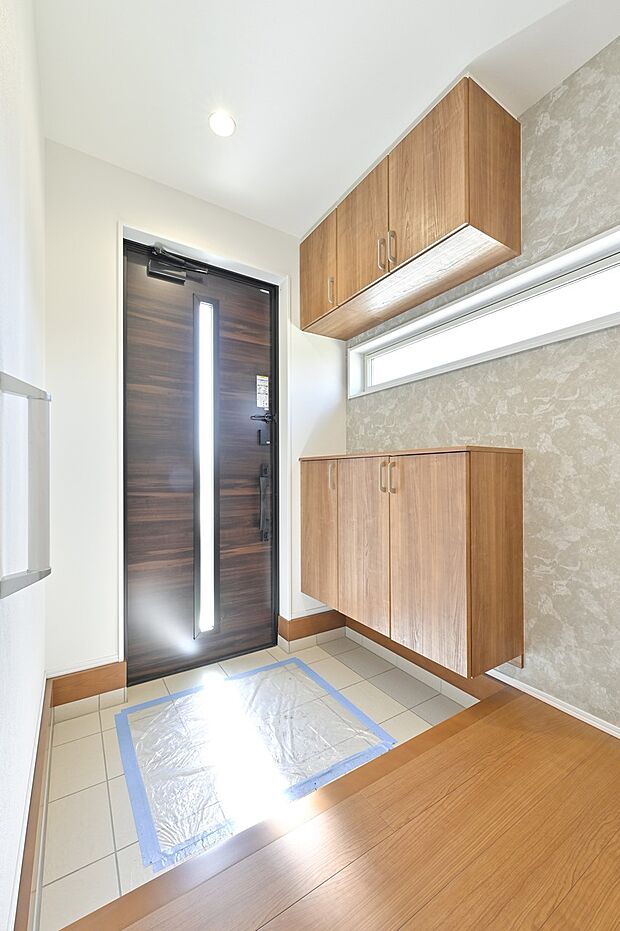【玄関】スリット採光デザインの玄関ドアは光が入りやすく、明るい玄関に。シューズボックスを備え家族の靴をすっきり片付けることができます。（4号棟）